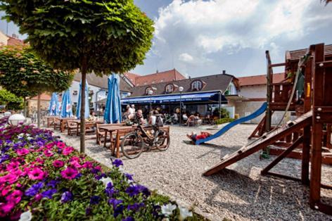 Hotel Restaurant Modra Hvezda Dobřany Buitenkant foto